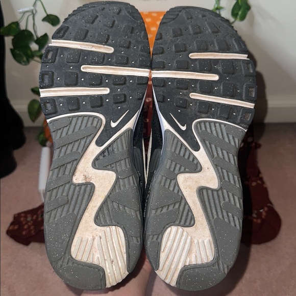 Women's Air Max Excee Sneakers Black & White - Picture 13 of 13